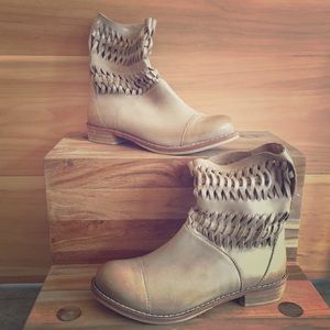 Modern Vintage Tan Braided boot